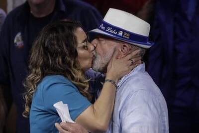 El candidato a la presidencia de Brasil Luiz Inácio Lula da Silva, besa a su esposa Janja, durante un acto de campaña en la escuela de samba Portela hoy, en la ciudad de Río de Janeiro (Brasil).