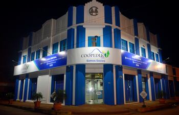 Una moderna sede tiene COOPEDUC Ltda. en la ciudad de Villarrica. Esta cooperativa cuenta con 12 sucursales en los departamentos de Guairá, Caazapá, Caaguazú y Alto Paraná, donde atiende a sus miles de asociados.