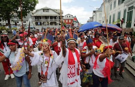 Indígenas de varias tribus de Surinam participan en una 'Marcha Silenciosa' para exigir sus derechos de propiedad de la tierra como primeros habitantes, en el centro de Paramaribo, el 13 de mayo de 2023. La protesta silenciosa sigue a los disturbios que estallaron durante una protesta contra las concesiones privadas otorgadas en su territorios por el gobierno cerca de la aldea de Pikin Saron, lo que provocó dos muertes y dos arrestos. (Foto de Ranu Abhelakh / AFP)