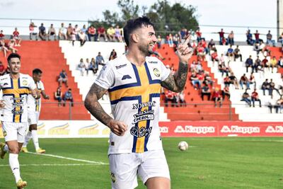 El festejo del extremo argentino Nicolás Andrés Maná (28 años), luego de abrir la cuenta ayer en el estadio Ka’arendy. (Foto: APF)