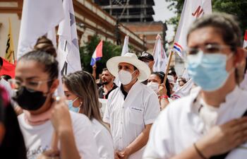 Los médicos de Sinamed y otros gremios durante una protesta frente a la sede del Ministerio de Hacienda, en busca de la equiparación salarial para unos 3.200 profesionales de salud.