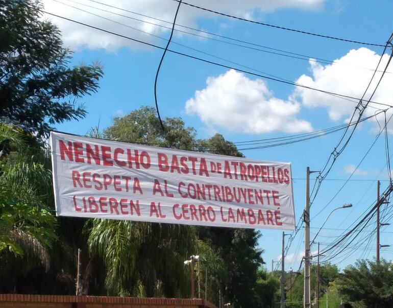 Varios pasacalles aparecieron en la zona del cerro Lambaré.