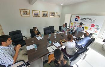 El viceministro de Mipymes, Isaac Godoy (centro), reunido con los directivos de Asimcopar.
