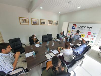 El viceministro de Mipymes, Isaac Godoy (centro), reunido con los directivos de Asimcopar.