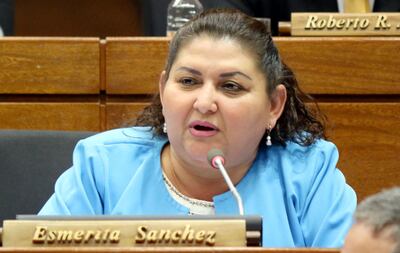 Diputada Esmérita Sánchez insiste en el poder de políticos sobre médicos y enfermos.