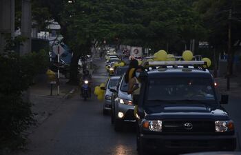 Varios vehículos se sumaron a la caravana por las aulas abiertas en el país.