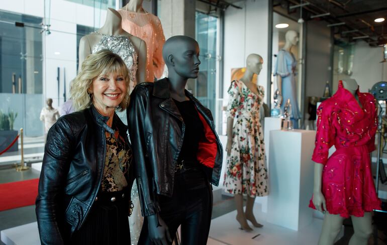 Prendas y objetos de la la cantante australiana Olivia Newton-John, utilizados en la película "Grease", serán subastados en Beverly Hills, California.