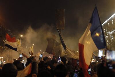 Aficionados franceses se reúnen en los Campos Elíseos durante el partido final de la Copa Mundial de la FIFA 2022.