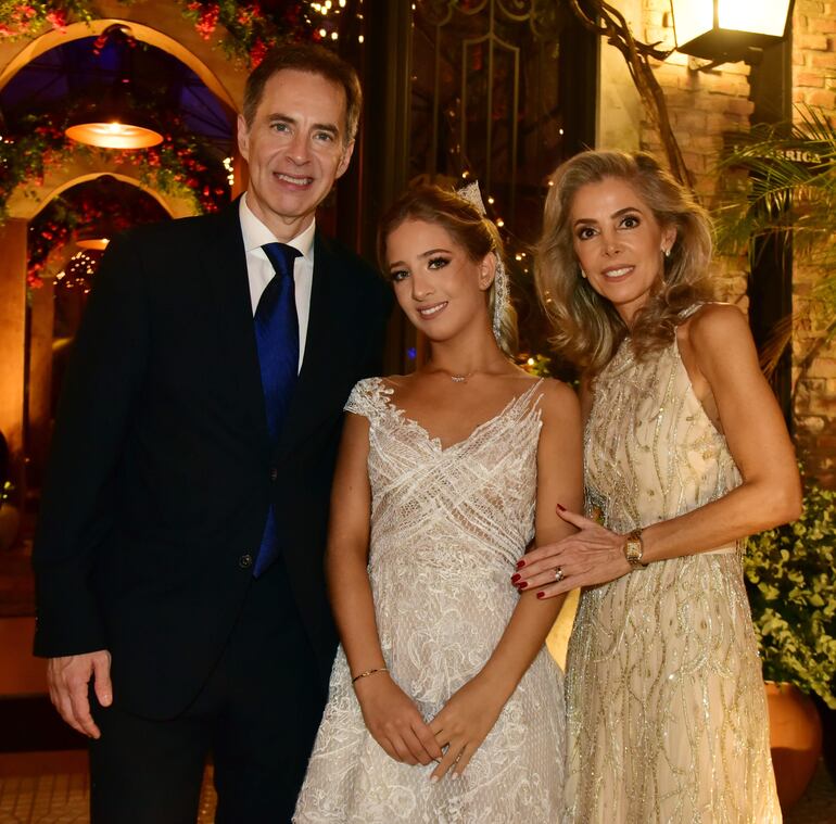 María Paz con sus padres Carlos Raúl Gorostiaga y Liliana Arestivo de Gorostiaga.