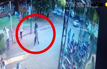 Momento en que la condenada y una de las policías se dirigen a la camioneta en la que luego realizaría la fuga.