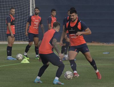 Juan Patiño (d) no llegaría para el duelo del domingo.