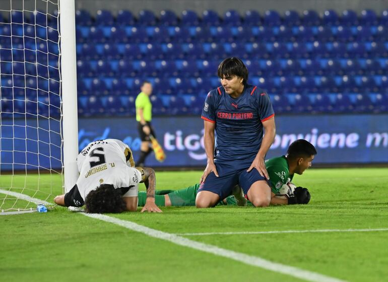 Marcelo Moreno Martins, luciendo la nueva camiseta del Ciclón.