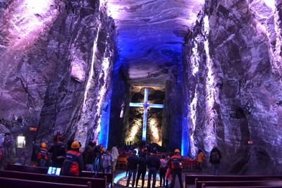 Esta enorme cruz se encuentra a 180 metros bajo tierra, en el interior de las minas de sal de Zipaquirá, Colombia.