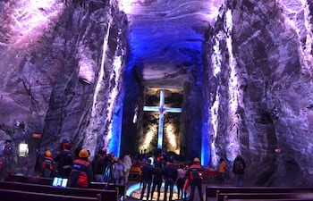 Esta enorme cruz se encuentra a 180 metros bajo tierra, en el interior de las minas de sal de Zipaquirá, Colombia.