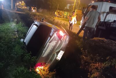 El automóvil quedó en esta posición tras caer en la cuneta.
