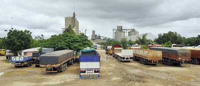 La empresa estatal despacha menos de 50.000 bolsas de cemento por día, pese a que prometieron llegar al doble.