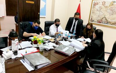 El fiscal Juan Manuel Ledesma (parado) y su equipo recogieron principalmente documentos de la Unidad Operativa de Contrataciones (UOC) y de la Gerencia Administrativa y Financiera (GAF).