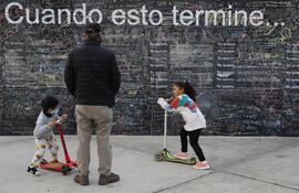 Niños juegan junto a "El muro de la esperanza", en un parque del malecón de Lima en Lima (Perú).