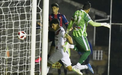 Enzo Giménez conecta el balón ante el error en la salida del arquero de River Plate, Pablo Gavilán. Así se abría el marcador en la victoria de Cerro Porteño en los Jardines del Kelito.
