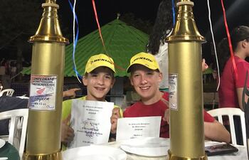 Los hermanos Thiago y Jairo Hiebert son campeones de las categorías de 85 cc. y 65 cc., respectivamente tras la última fecha.