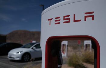 La Administración Nacional para la Seguridad en la Carretera de Estados Unidos (NHTSA, por sus siglas en inglés) abrió investigación por denuncias de dos incidentes con autos Tesla.