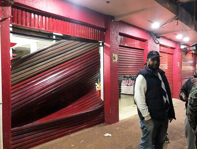 El endurecimiento de restricciones generó fuertes reacciones de pobladores de la capital altoparanaense y alrededores. Hubo saqueos de comercios, incendios de casillas y camiones. Los enfrentamientos con fuerzas del orden causaron heridas a varias personas. Dos jóvenes fueron alcanzados por proyectiles de arma de fuego.