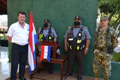 Fulvio Bernardo Llano (i), inspector Elvio Romero, inspector mayor César Domínguez y el sargento 1º de comunicaciones Víctor Fernández (d) junto a los restos del cabo Olivorio Talavera en la 2º División de Caballería de San Juan, Misiones.