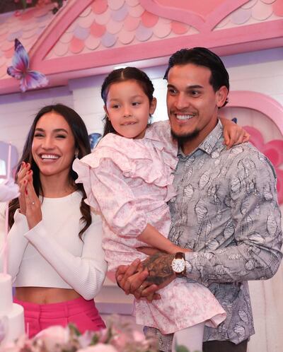 Feliz, la cumpleañera Pía Constanza en brazos de su papá Gustavo Gómez y junto a su mamá Jazmín Torres.