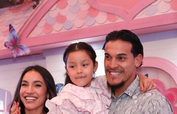 Feliz, la cumpleañera Pía Constanza en brazos de su papá Gustavo Gómez y junto a su mamá Jazmín Torres.