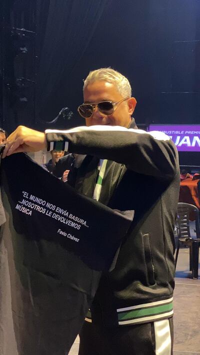 Alejandro Sanz con la Orquesta de Instumentos reciclados de Cateura en el Movistar Arena ensayando.