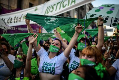 Manifestantes a favor del aborto legal durante la espera por la votación de la ley de despenalización, el martes en Buenos Aires, Argentina.