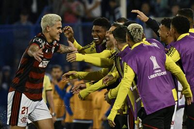 Pedro celebra con los jugadores suplentes tras anotar uno de sus tres goles en la victoria 4-0 de Flamengo ante Vélez