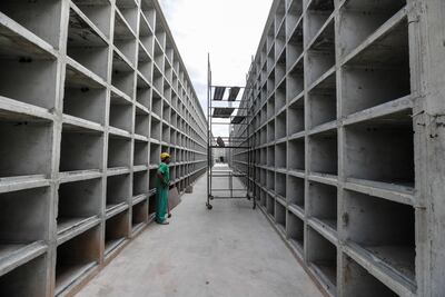 Un hombre trabaja en la ampliación de un cementerio designado para los muertos causados por el COVID-19, en Río de Janeiro (Brasil).
