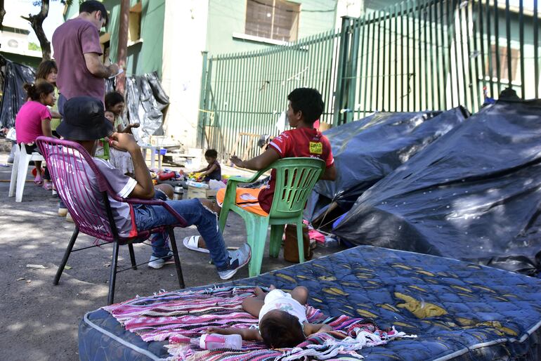 Miembros de Yapu Pyro´y manifestaron que llevan cuatro meses en la capital y se dedican a vender limones para conseguir algo para comer, ante la escasa asistencia del Indi. 