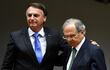 El presidente de Brasil, Jair Bolsonaro (i) y su ministro de Economía, Paulo Guedes (d), en Brasilia.