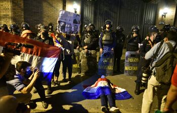 Manifestantes ahora protestan contra Cartes