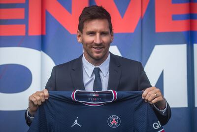 El delantero argentino Lionel Messi posa con la camiseta del PSG durante su presentación oficial como jugador del Paris Saint-Germain, en el estadio Parque de los Príncipes de la capital francesa, el 11 de agosto de 2021.