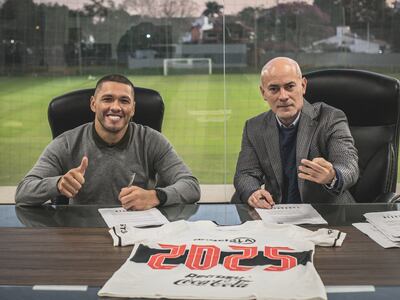 Richard Ortiz y Miguel Cardona (d), jugador y presidente de Olimpia respectivamente, durante la renovación de contrato.