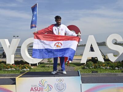 Derlys Ayala festeja la medalla de plata con la bandera paraguaya.