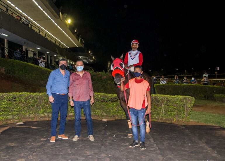 El ganador más destacado, Logrado, con la gente del stud J.C.