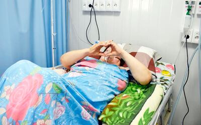 Una paciente del Hospital Nacional de Itauguá agradece con esta señal la atención médica que le están prestando.