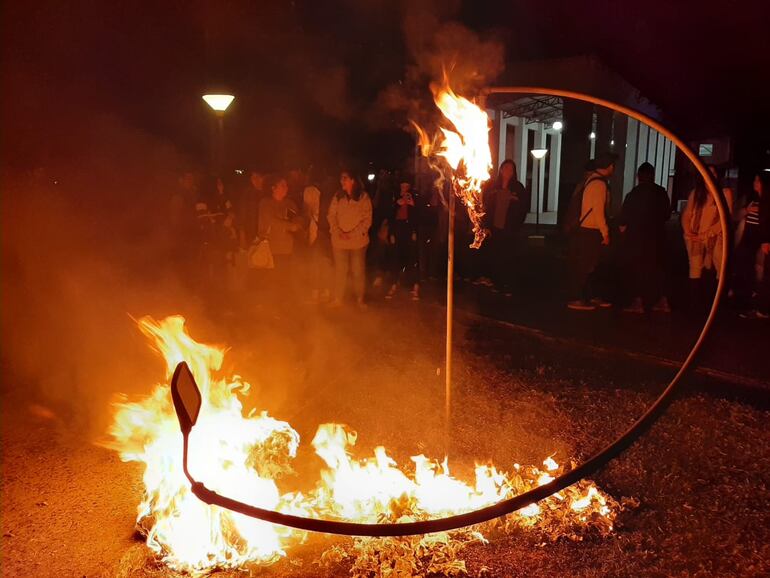 Alumnos de la UNA queman muñecos de Mario Abdo Benítez y Hugo Velázquez, cuya renuncia exigen pese al rechazo del juicio político.