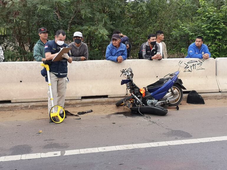 Agentes de Criminalística realizan el levantamiento de datos en el lugar del accidente fatal. Archivo Abc.