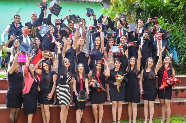 Festejo de la joven con sus compañeras de la UNA por la exitosa culminación de la carrera de derecho