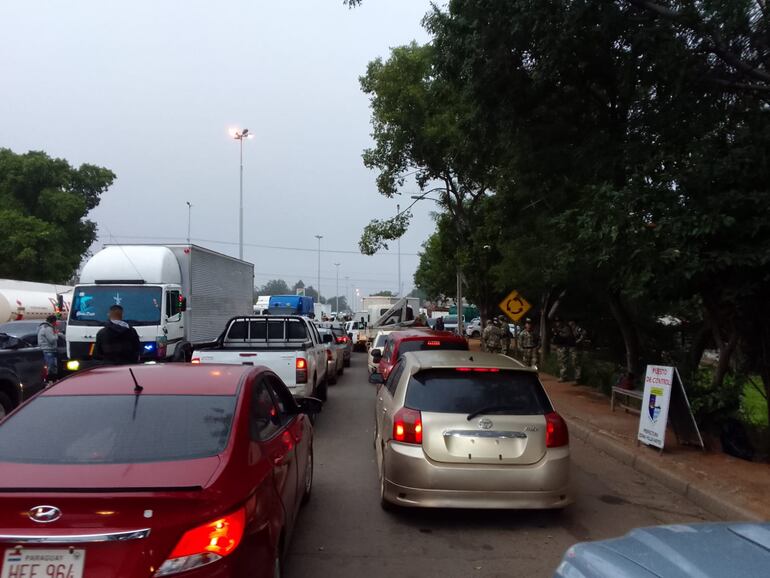 Un intenso tráfico se generó a raíz del cierre del Puente Remanso
