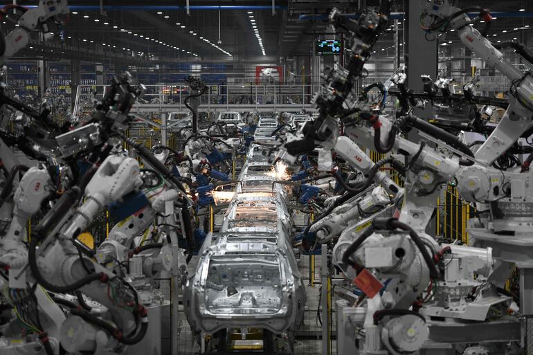 La industria automotriz ha priorizado los modelos eléctricos e híbridos, ante la creciente demanda por autos menos contaminantes.