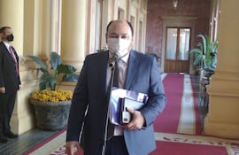 Gentileza. Titular de Aduana, Julio Fernández en conferencia de Prensa en Palacio de Gobierno.