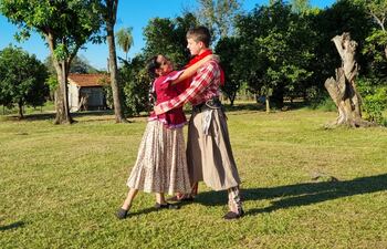 Foto ilustración de una pareja bailando chamamé.