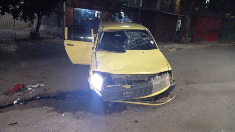 El vehículo en el que huyeron los ladrones, que posteriormente escaparon del sitio.