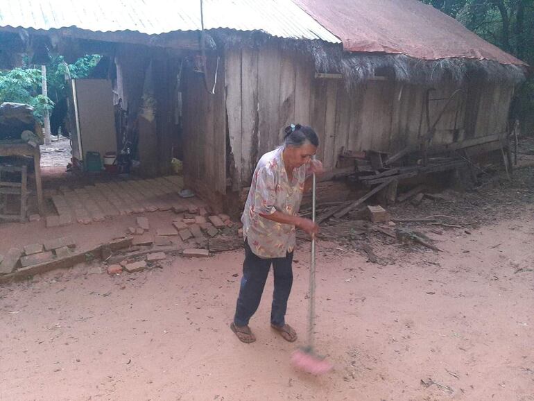 Mujer con hijo enfermo reclama cobro de pensión alimentaria de adultos mayores.